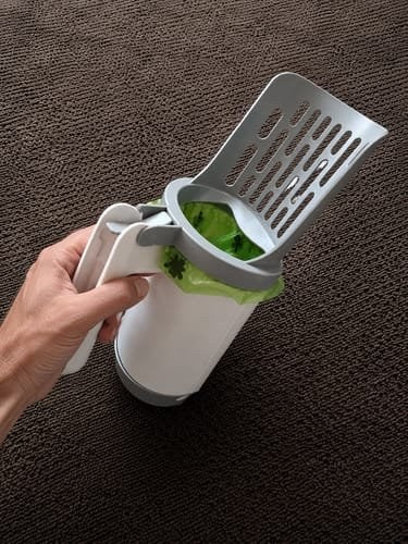 A bag loaded inside the scoop head, ready to catch the clumps