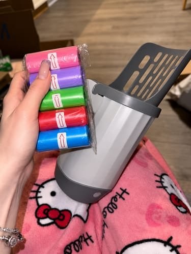 The scoop with its five free bag rolls, straight out of the box